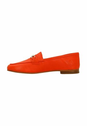 Heldere oranje leren instapper met een platte zool, met een decoratieve zilveren hardware accent op de bovenkant en gestikte details aan de zijkanten.
