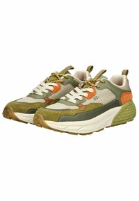 Sneakers verdi e beige con materiali in rete e suede, accenti arancioni, suole spesse bianche e lacci intrecciati. Dettagli testurizzati sul tallone.