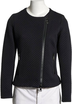 Schwarze gesteppte Langarmjacke mit diagonalem Frontreißverschluss und Reißverschlusstaschen an den Seiten auf einem weißen Schaufensterkörper.