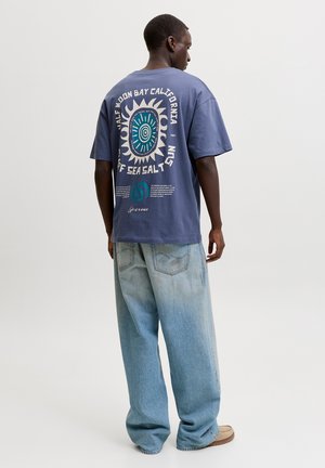 Jack & Jones, BACKPRINT JORSURF - T-shirt print - nightshadow blue