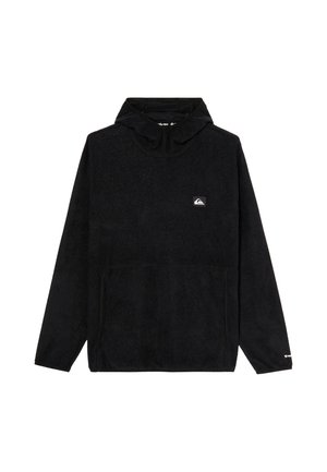 Zwarte hoodie met lange mouwen, buidelzak en klein wit Quiksilver-logopatch op de borst. Het kledingstuk ligt plat en is ongedragen.