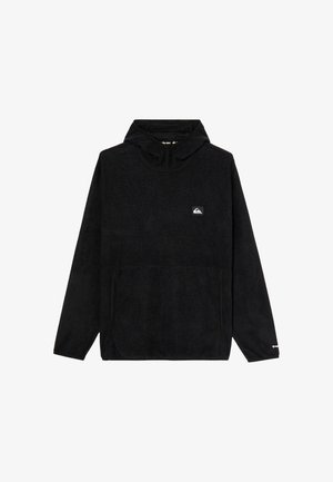 Zwarte hoodie met lange mouwen, buidelzak en klein wit Quiksilver-logopatch op de borst. Het kledingstuk ligt plat en is ongedragen.