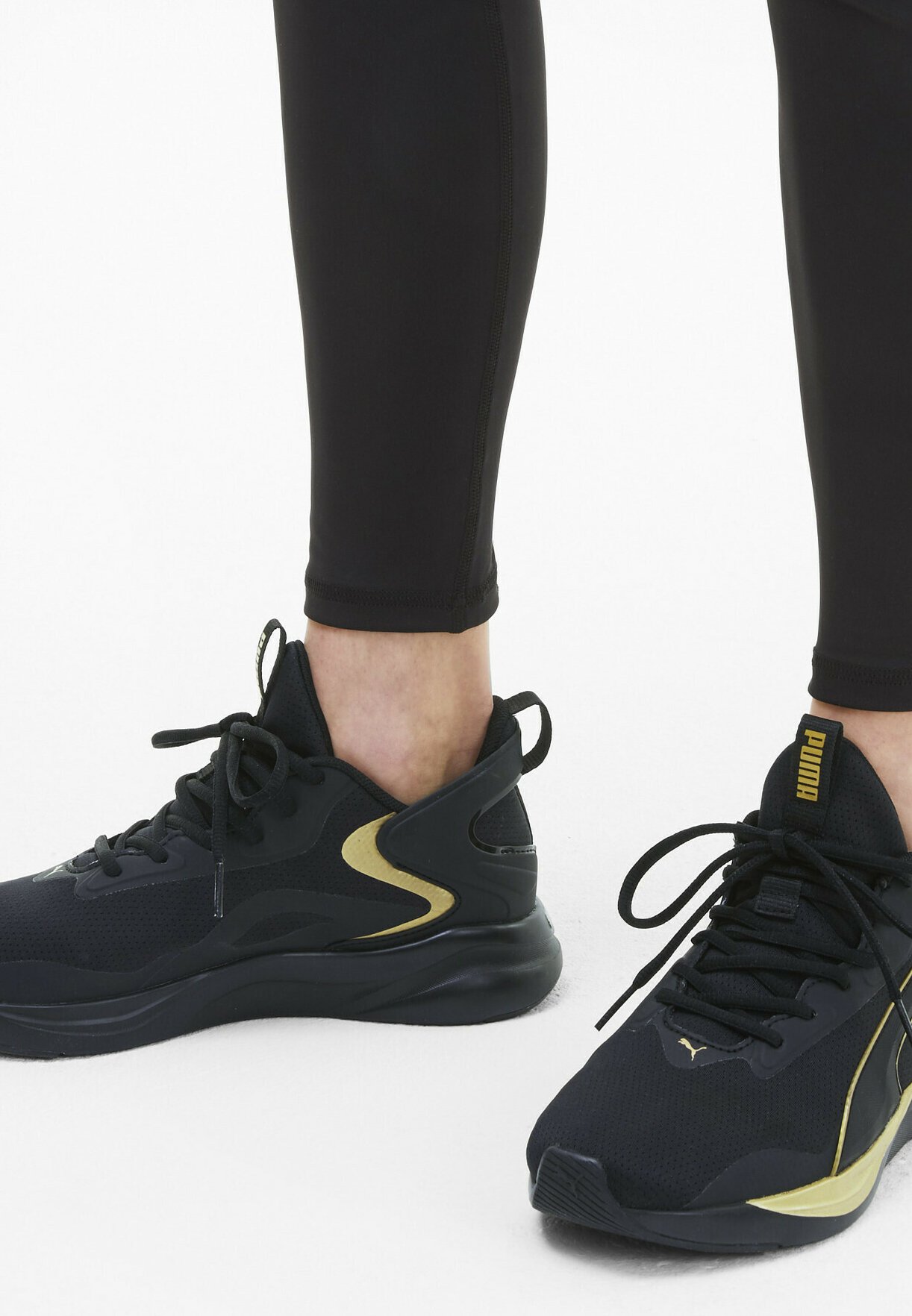 Puma Hardloopschoenen neutraal - black team gold/crème - Zalando.nl