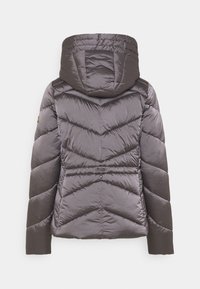 Szara kurtka puchowa z wzorem w jodełkę, kapturem i kontrastowymi ciemnymi rękawami. Gładka, błyszcząca faktura z widocznym przeszyciem i detalami metalowymi.