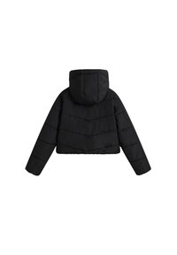 Sort cropped puffer-jakke med hætte, der har vandrette syninger og en glat tekstur. Lange ærmer og ingen synlige hardware-detaljer.