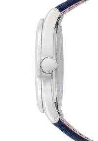 Silverfärgad, rostfri stål klocka med rund form, utrustad med en texturerad krans. Marinblå läderrem med rosa undersida och perforeringar.