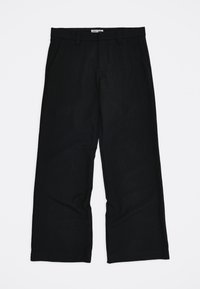 Pantalon noir à rayures fines, confectionné dans un tissu lisse et léger. Présente une coupe longue à jambes larges et des poches avant.