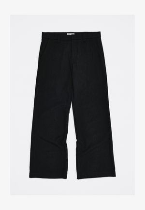 Črne hlače s tanjšimi črtami, narejene iz gladkega, lahkega materiala. Imajo celotno dolžino z širokimi hlačnicami in sprednjimi žepi.