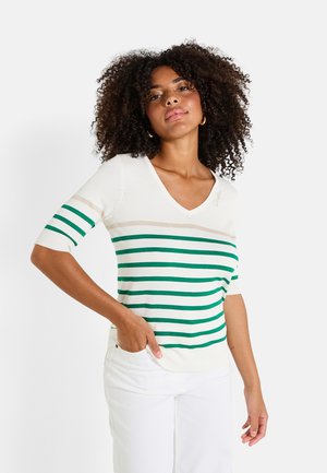Suéter de punto a rayas en colores verde y crema, con escote en V, mangas cortas y textura ligera. Acento decorativo cerca del escote.
