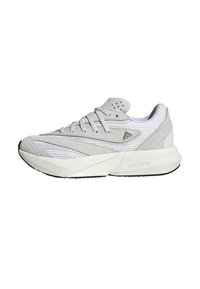 Zapatilla atlética ligera en gamuza y malla gris claro, con un upper texturizado, cordones blancos y una entresuela gruesa blanca con acentos en negro.