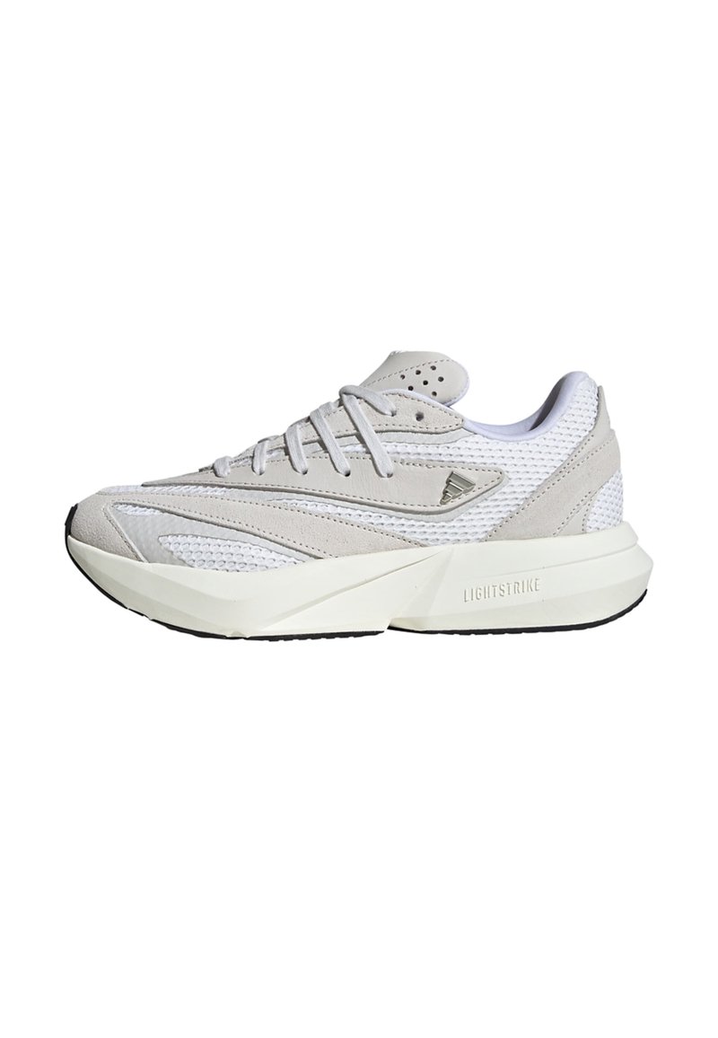 Zapatilla atlética ligera en gamuza y malla gris claro, con un upper texturizado, cordones blancos y una entresuela gruesa blanca con acentos en negro.