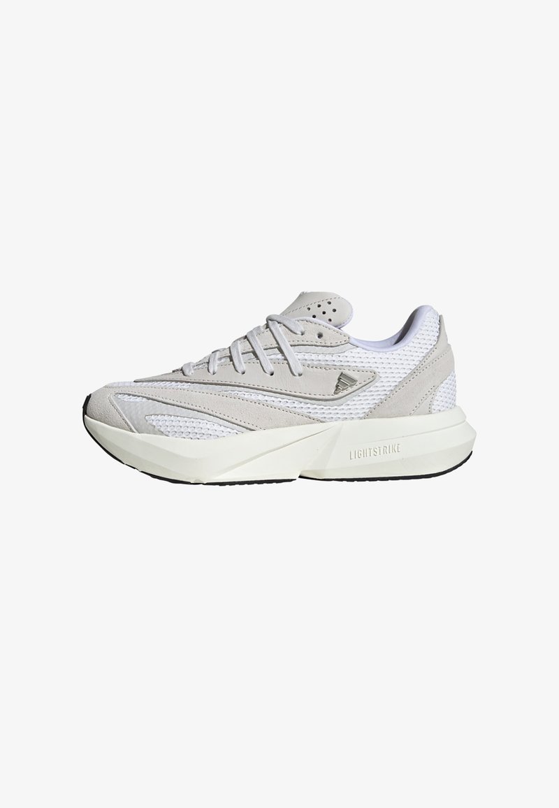 Zapatilla atlética ligera en gamuza y malla gris claro, con un upper texturizado, cordones blancos y una entresuela gruesa blanca con acentos en negro.