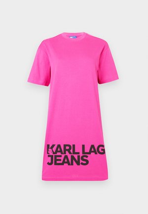 Rožā kokvilnas T-kreklu kleita ar īsām piedurknēm un apaļu kakla izgriezumu. Melna uzraksts "KARL LAG JEANS" apakšā. Gluda tekstūra.