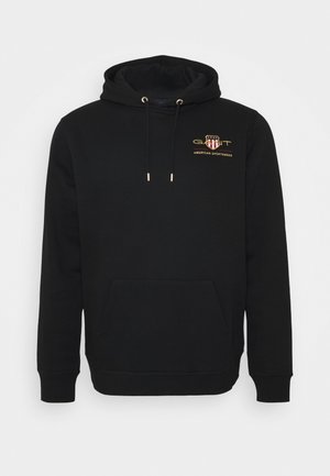 Czarna bluza z kapturem typu pullover z przednią kieszenią, kapturem z regulowanym sznurkiem oraz logo "GANT American Sportswear" w kolorze złotym i czerwonym na lewej piersi.