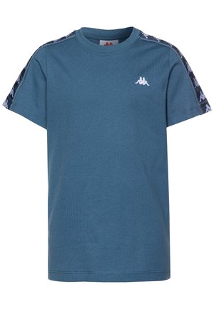 Blå T-shirt med korte ærmer med hvidt logo på brystet og mønstret stribe langs toppen af ærmerne.