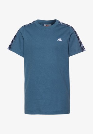 T-shirt bleu à manches courtes avec logo blanc sur la poitrine et bande à motifs le long du haut des manches.