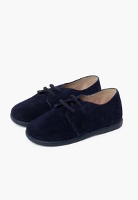 Pantofi din suede albastru marin cu șireturi, având vârful rotunjit, textură moale și o talpă subțire din cauciuc negru pentru aderență și flexibilitate.