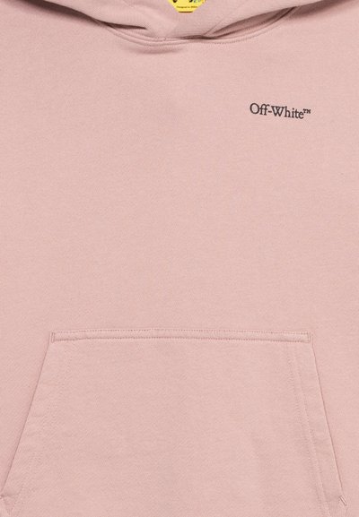 Светлорозов суитшърт с преден джоб и малко черно лого Off-White в горната лява част на гърдите.