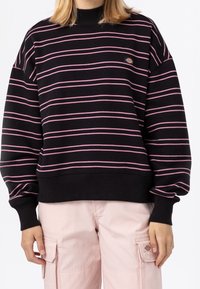 Sudadera negra con rayas horizontales rosas, cuello y puños acanalados. Lleva un pequeño logo en el pecho. Textura de tela suave.