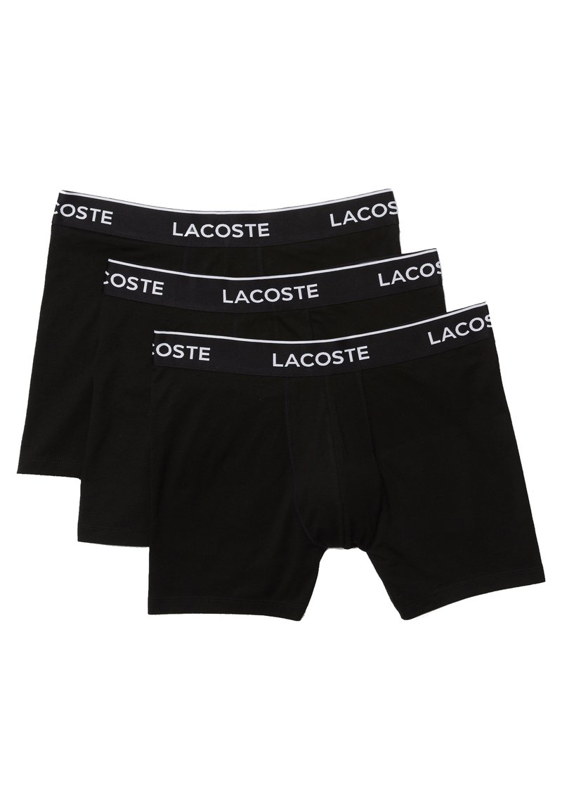Schwarze Boxer-Briefs aus weichem Stoff mit schmaler Passform. Verfügt über einen robusten schwarzen Bund mit weißem "LACOSTE"-Branding. Set aus drei Stück.
