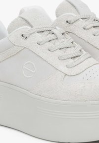Białe sneakersy z połączeniem gładkiego i teksturowanego zamszu, płaskimi sznurówkami oraz grubą podeszwą platformową z subtelnym logo.