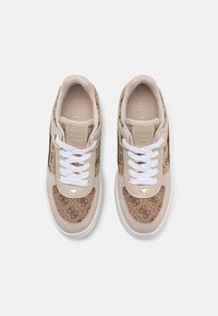 Sneaker beige con tessuto marrone a fantasia, lacci bianchi e una morbida texture in suede sui lati esterni con un dettaglio del logo sulla linguetta.