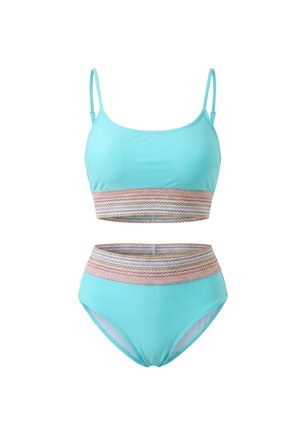 Costum de baie două piese bleu deschis cu slip cu talie înaltă și top cu benzi cu model zigzag roz, bej și gri.