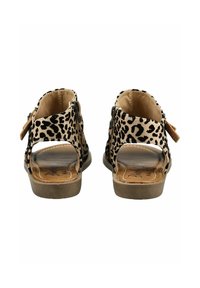 Sandály s leopardím potiskem a otevřenou zadní částí, béžová tkanina, hnědá podrážka a nastavitelný pásek s přezkou. Texturovaný vnitřek s plochým designem.