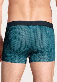 Boxershorts in zwart met een turquoise geometrisch patroon, met een brede zwarte tailleband en een aansluitend ontwerp.