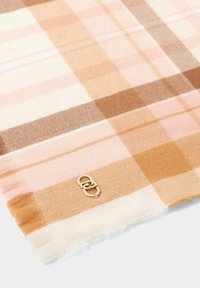 Sciarpa a quadri in morbida miscela di lana con tonalità di rosa, crema e marrone. Presenta un dettaglio logo color oro e bordi sfrangiati.