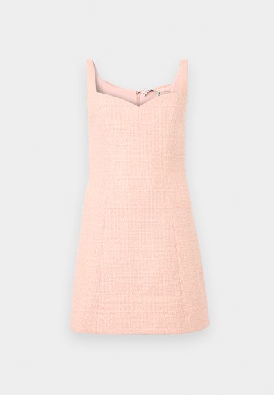 Rochie mini texturată roz pal fără mâneci, cu decolteu pătrat și corset fitted, expusă pe un fundal simplu gri deschis.