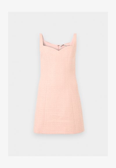 Rochie mini texturată roz pal fără mâneci, cu decolteu pătrat și corset fitted, expusă pe un fundal simplu gri deschis.