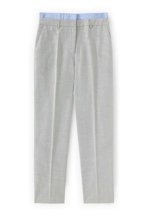 Pantalones de sastre gris claro con pinzas delanteras, bolsillos laterales, trabillas para cinturón y un detalle en la pretina de color azul claro.