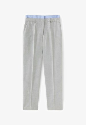 Hellgraue, maßgeschneiderte Hose mit vorderen Falten, seitlichen Taschen, Gürtelschlaufen und einem hellblauen Bunddetail.