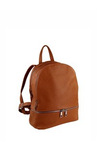 Bruine textuurleren rugzak met zilveren ritsen, verstelbare banden en een handvat aan de bovenkant op een witte achtergrond.