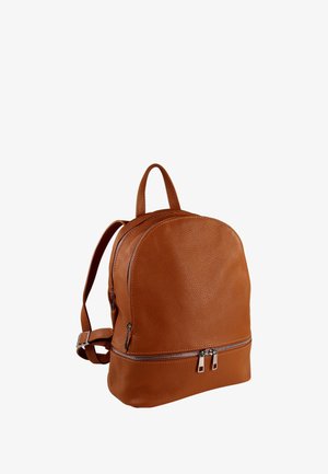 Bruine textuurleren rugzak met zilveren ritsen, verstelbare banden en een handvat aan de bovenkant op een witte achtergrond.