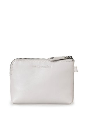 Pochette bianca in pelle con chiusura a zip, caratterizzata da una leggera lucentezza, bordi arrotondati, logo in rilievo e hardware in grigio. Forma rettangolare compatta.