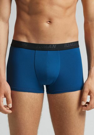 Modré boxerky vyrobené z hladké tkaniny, s černým elastickým pasem se znakem "IUMAN". Design zahrnuje přiléhavý střih a ploché švy.