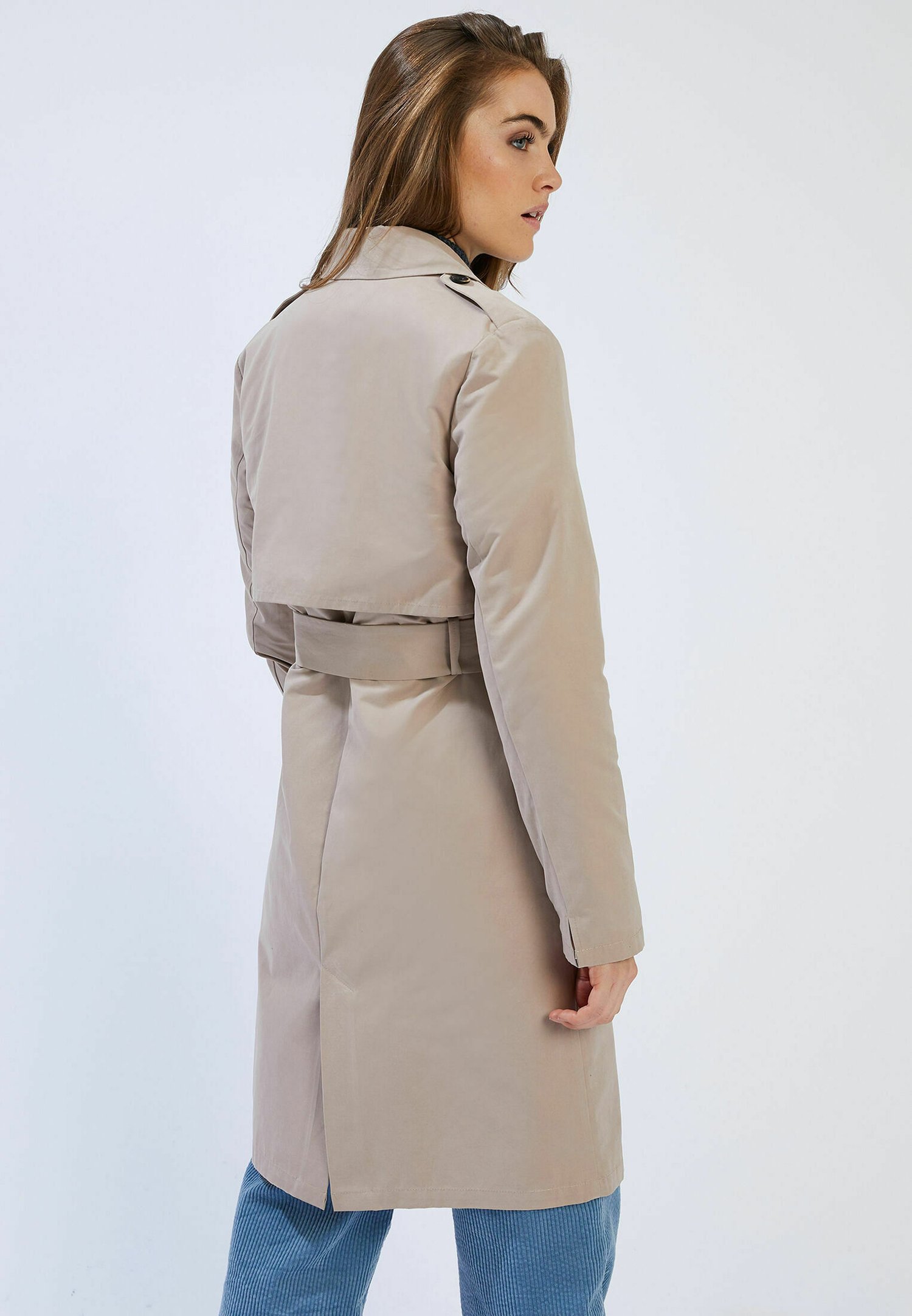 Mujer Gabardina con cinturón verde | Abrigo Pimkie - Manipovore
