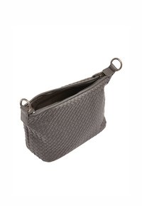 Clutch in pelle grigia intrecciata con chiusura a zip, caratterizzata da un accento hardware circolare e un motivo testurizzato. Forma rettangolare compatta.