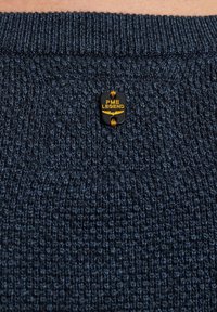 Marineblauer Pullover mit strukturiertem Strickmuster und einem schwarzen und gelben PME Legend-Tag, der in der Nähe des Halsausschnitts befestigt ist.