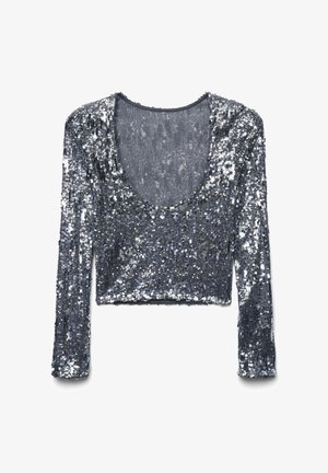 Top corto a maniche lunghe grigio argento coperto di paillettes lucide con scollatura rotonda, posato su uno sfondo bianco.
