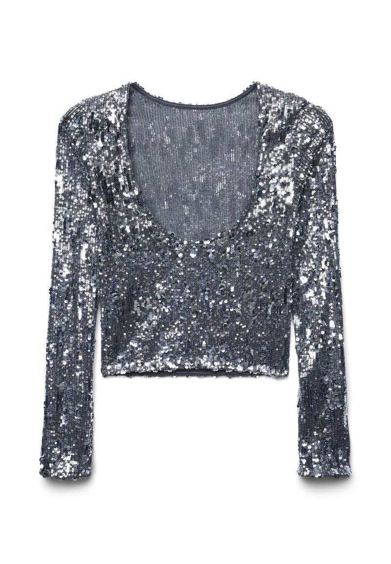 Top corto a maniche lunghe grigio argento coperto di paillettes lucide con scollatura rotonda, posato su uno sfondo bianco.