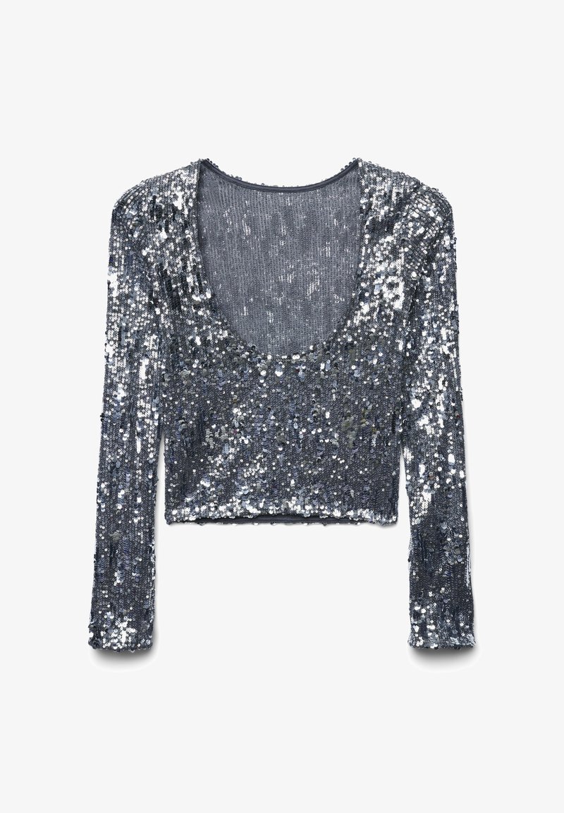 Top corto a maniche lunghe grigio argento coperto di paillettes lucide con scollatura rotonda, posato su uno sfondo bianco.