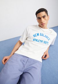 New Balance SPORTSWEAR GREATEST HITS RINGER - Camiseta estampada - sea salt
