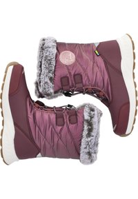 Stivaletti invernali isolati color marrone con bordo in finta pelliccia, design trapuntato e suole in gomma bianca; presenta cinture regolabili e una toppa con logo.
