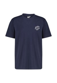 Camiseta de algodón de manga corta en azul marino con un pequeño diseño gráfico blanco en el área del pecho izquierdo. Diseño simple y recto.