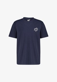 Camiseta de algodón de manga corta en azul marino con un pequeño diseño gráfico blanco en el área del pecho izquierdo. Diseño simple y recto.