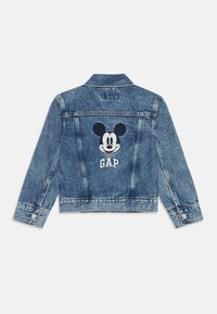 Veste en denim bleu clair avec un design brodé de Mickey Mouse au dos et le texte "GAP". Dotée d'un col classique et de poignets boutonnés.