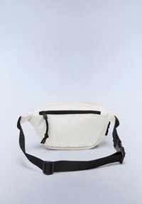 Marsupio rettangolare bianco, realizzato in tessuto resistente. Presenta una tasca con cerniera nera e una tracolla nera regolabile. Design semplice e funzionale.